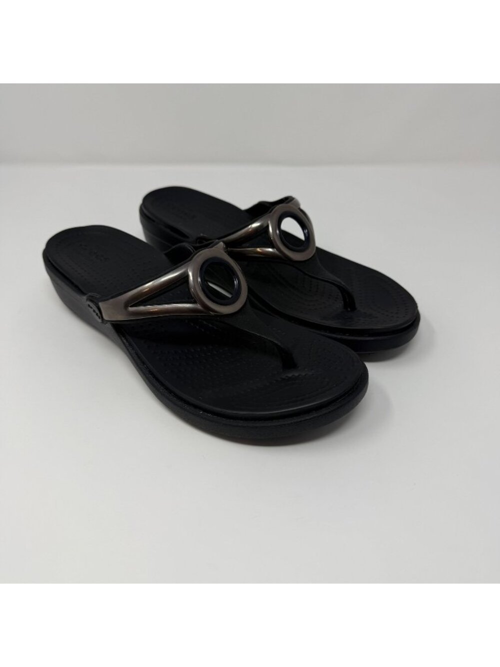 Crocs Womens 7 Sanrah Beveled Metallic Circle Sandals Black Wedge Comfort